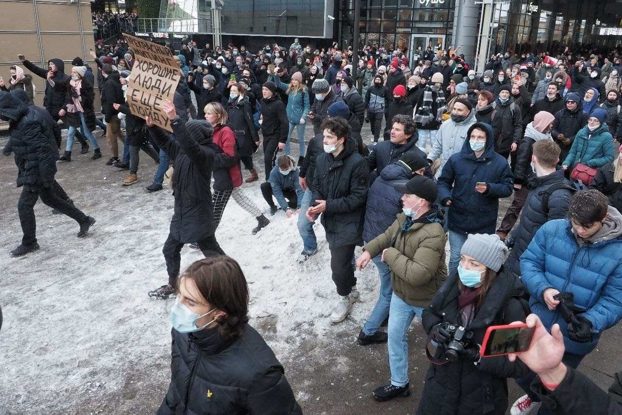 Митинг навальнистов. Толпа на Невском. Митинг СПБ на Сенной площади. Дворцовая площадь митинг.