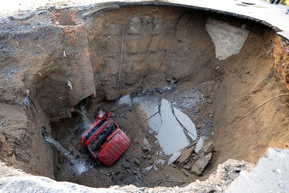 Ночью 26 апреля 2011 в Пекине на шоссе образовался провал. Водитель и пассажир успели выскочить из машины