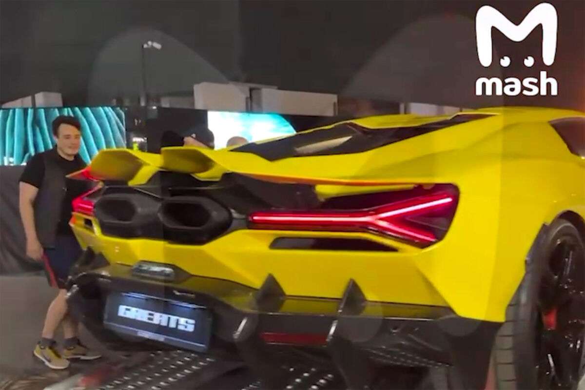 На видео попал первый в РФ Lamborghini Revuelto, который заметили в центре Москвы