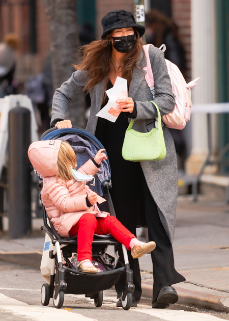Все тренды в одном образе: Ирина Шейк с дочкой Леей на прогулке в Нью-Йорке Все тренды в одном образе: Ирина Шейк с дочкой Леей на прогулке в Нью-Йорке Мода,Новости моды