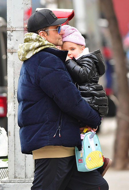 Ковбои в городе: Ирина Шейк представила стильный образ на прогулке с дочкой и мамой Ковбои в городе: Ирина Шейк представила стильный образ на прогулке с дочкой и мамой Мода,Стиль звезд