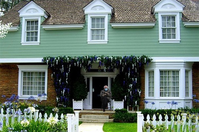 Шэрон Стоун, Дженнифер Энистон, Сара Джессика Паркер присоединились к флешмобу с мемами про Берни Сандерса Хроника