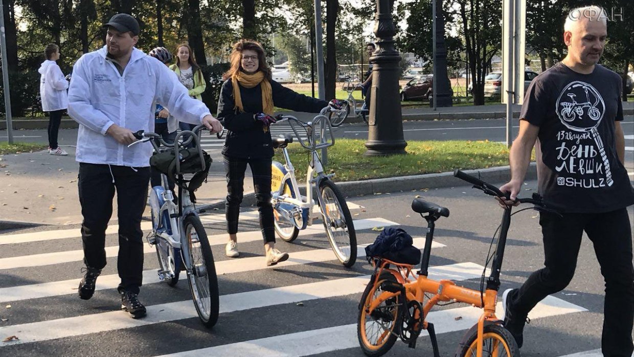 Жители Петербурга отметили день без автомобиля масштабной велопрогулкой