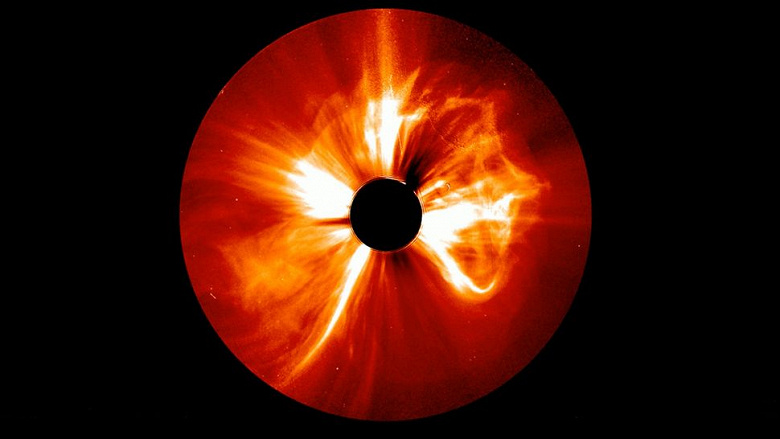 Мощнейшая солнечная вспышка класса X14 зарегистрирована на дальней стороне Солнца