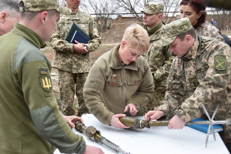 Полковник ВС США с черепом на рукаве прибыла на Донбасс Донбассе, Стюарт, ситуации, против, давно, захоронения, памяти, отдала, батальонов, националистических, украинских, бойцов, ополченцами, погибших, военнослужащих, посетила, «защите, Делегация, белогвардейцев, также