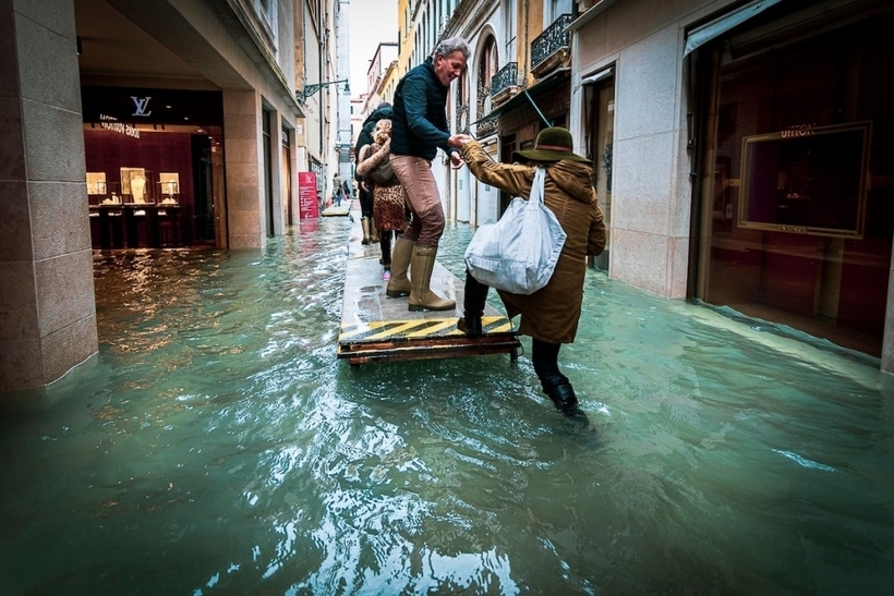 Фотограф гуляет по затопленным улицам Венеции, делая снимки трагической красоты города Масси, стала, ходить, чтобы, женщина, итоге, помогали, особо, сильным, настолько, затопление, словам, улицам, возможность, вовсе, иметь, защитить, могли, которые, сапоги