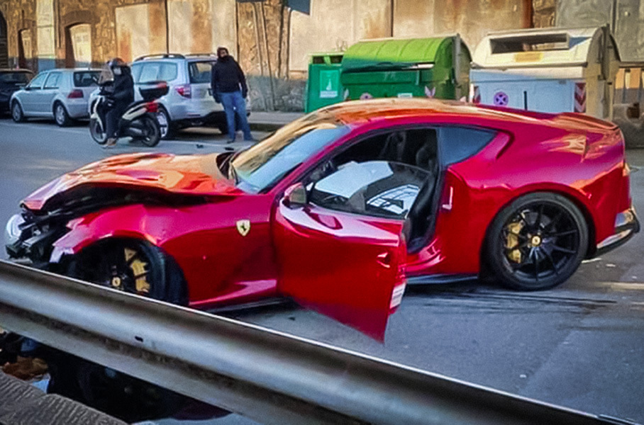 Автомойщик разбил Ferrari 812 Superfast итальянского футболиста Новости