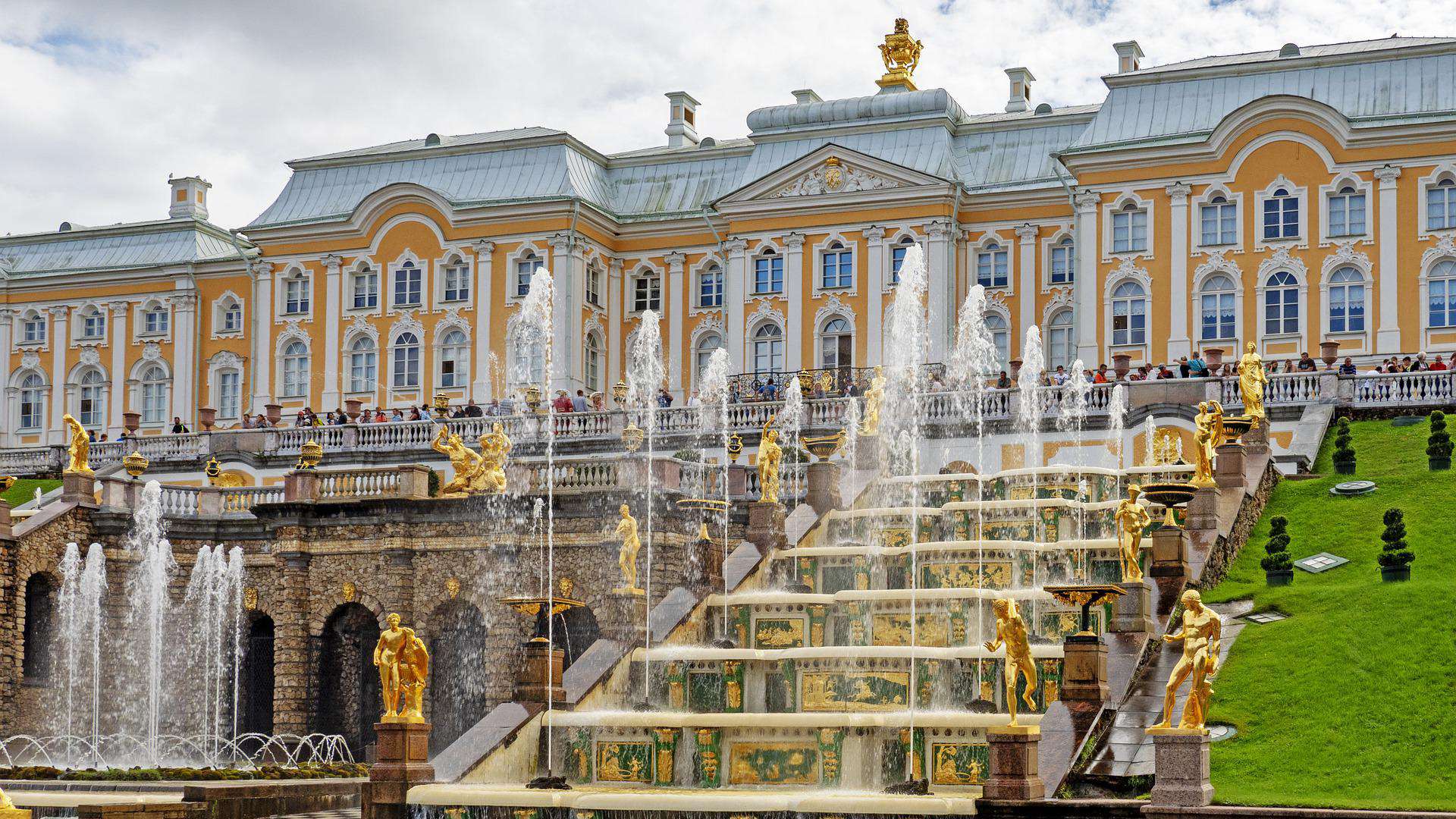 Более 30 тысяч петербуржцев посетили весенний праздник фонтанов в Петергофе
