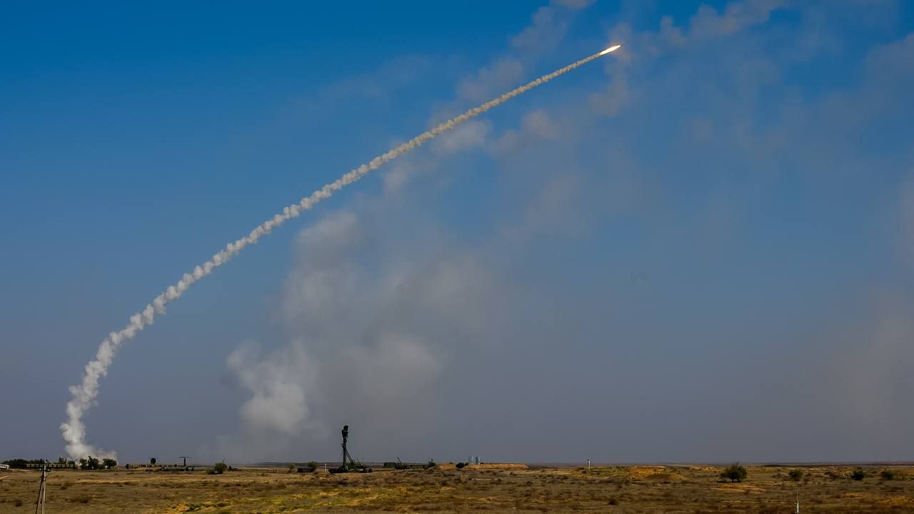 СМИ: Три ракеты выпущены из сирийской провинции Эль-Кунейтра в направлении израильских Голанских высот