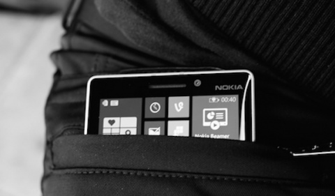 Nokia выпустила дизайнерские штаны, заряжающие гаджеты
