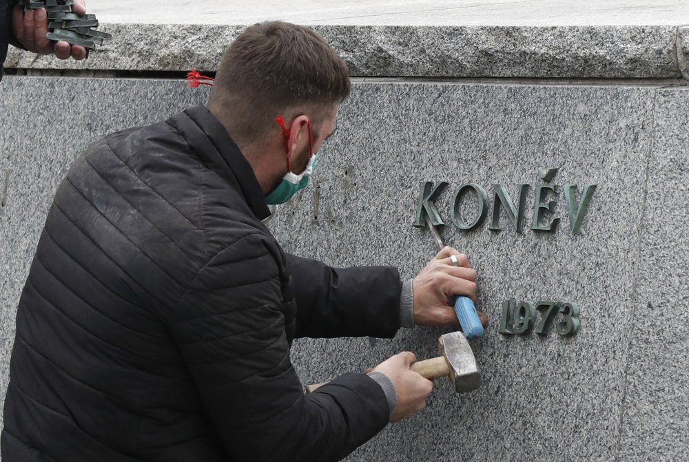 «К трусам вопросов нет», — российский журналист прокомментировал снос памятника Коневу в Чехии (ФОТО, ВИДЕО)