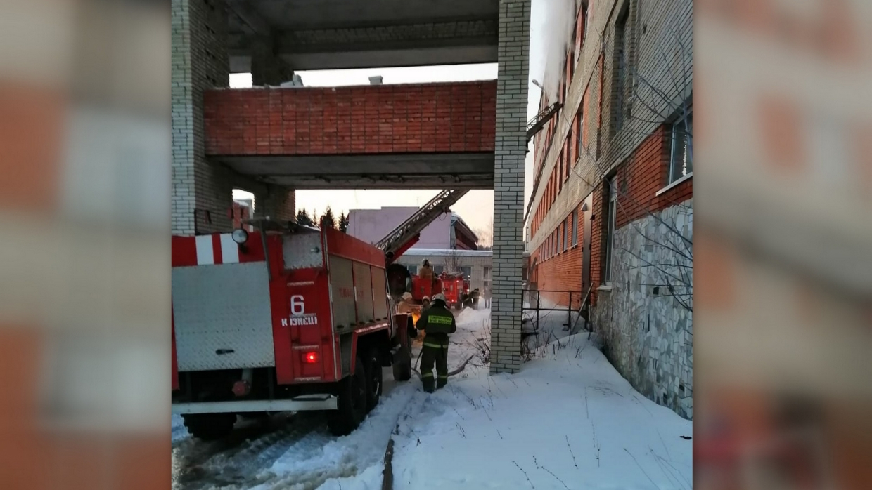 Загоревшийся санаторий в Пензенской области тушили 30 человек