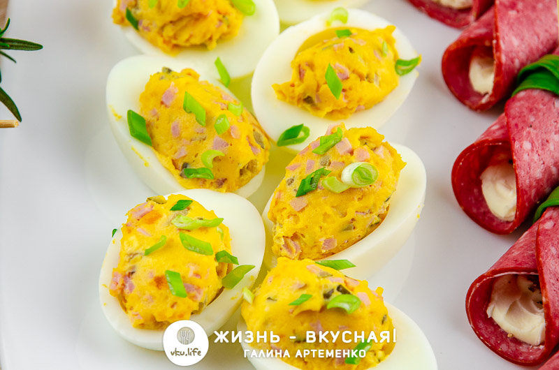 Быстрые и вкусные закуски: 5 рецептов нарезанной,    Быстрые, сливочного, сыра05, вяленых, помидоровзеленый, перьяперецФаршированные, яйца5, яиц50, ветчины, колбасы, мяса1, маринованный, огурец1, майонезазеленый, лукВенок, канапе400, помидоров, черри300, моцареллы