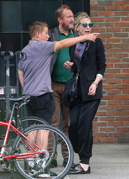 Как быстро растут чужие дети: Кейт Бланшетт с сыновьями на прогулке в Нью-Йорке Как быстро растут чужие дети: Кейт Бланшетт с сыновьями на прогулке в Нью-Йорке Дети,Дети знаменитостей