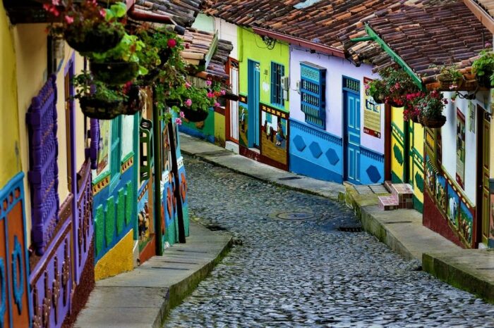  destinationlesstravel.com.
