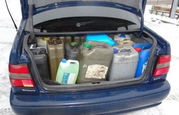 Инспектор ДПС хочет лишить прав за перевозку бензина в багажнике: законно ли подобное
