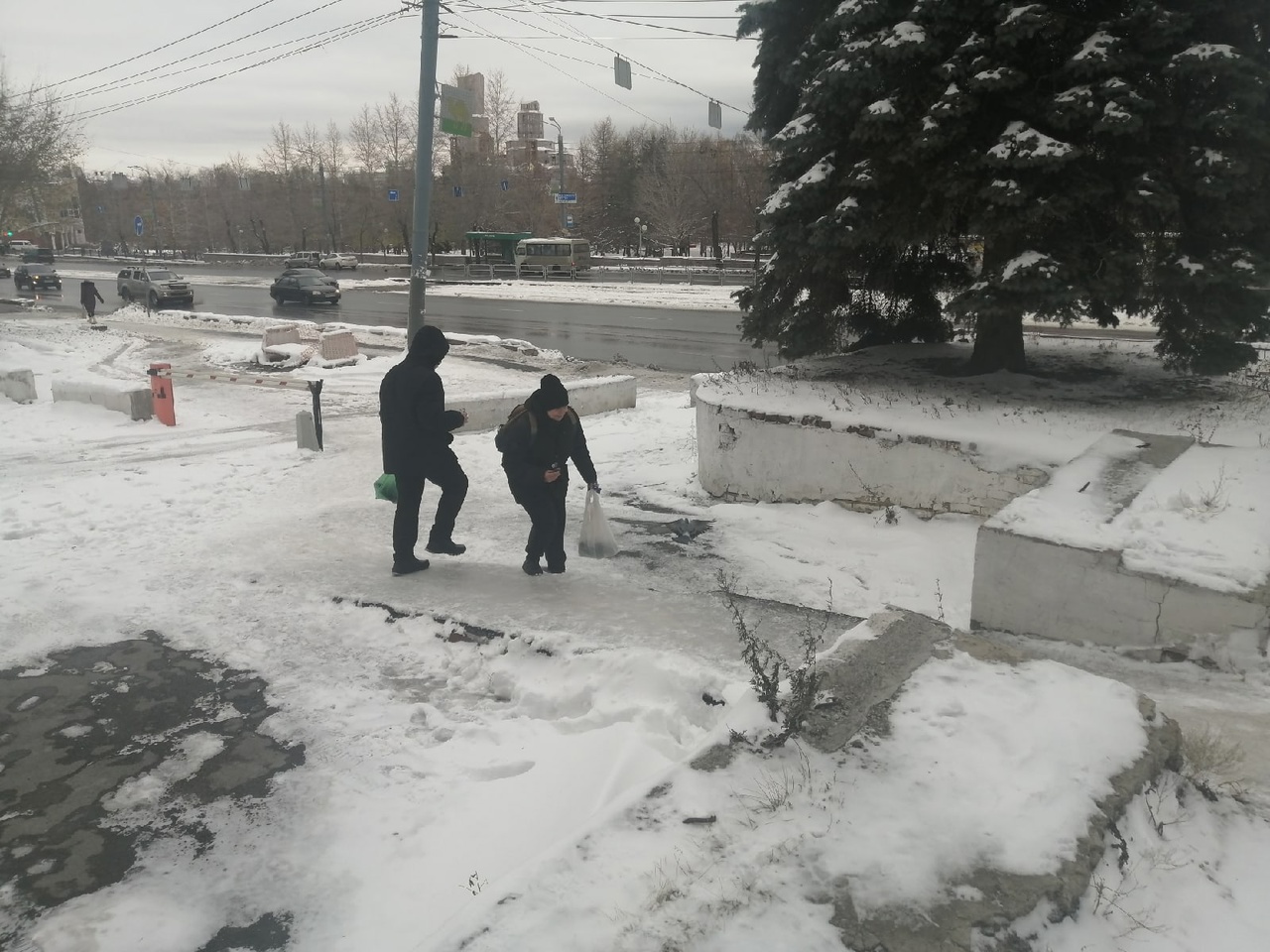 Падаем! Челябинцы требуют у мэра Котовой очистить город от гололёда