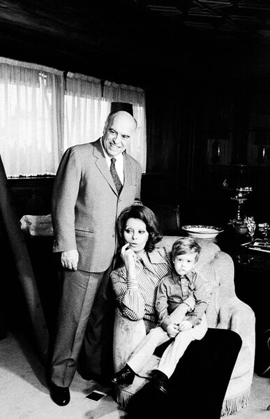  
Софи Лорен со своим мужем Карло Понти и их сыном Эдуардо у себя дома