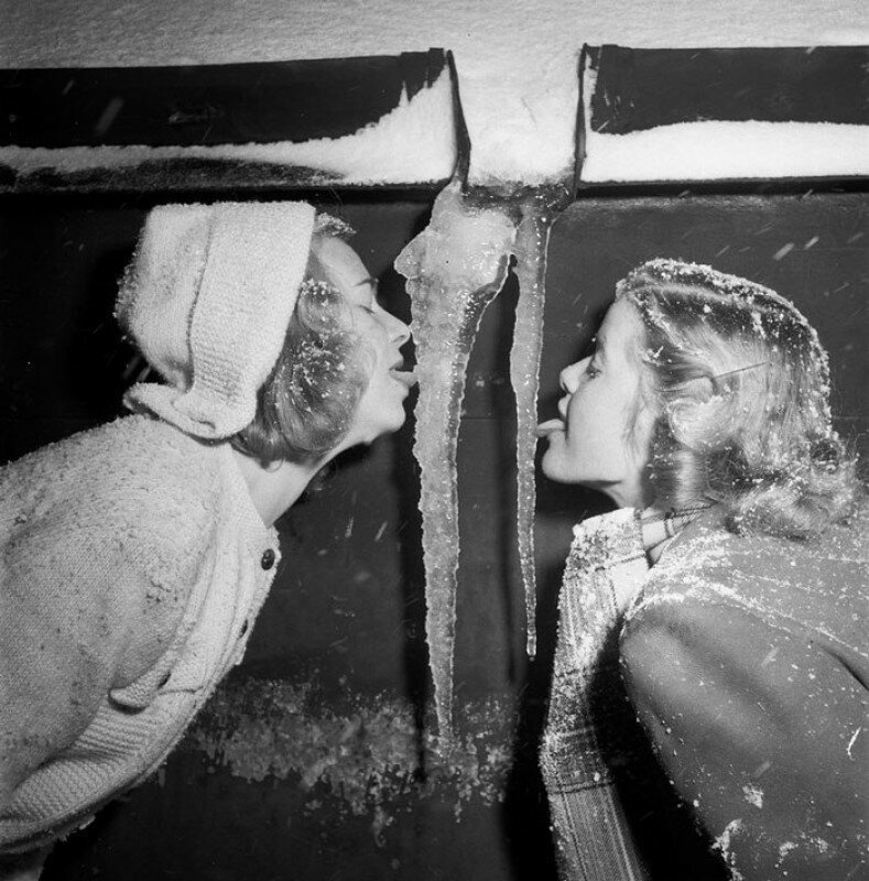  Две девушки облизывают сосульки. Швеция, 1950 год. история, ретро, фото