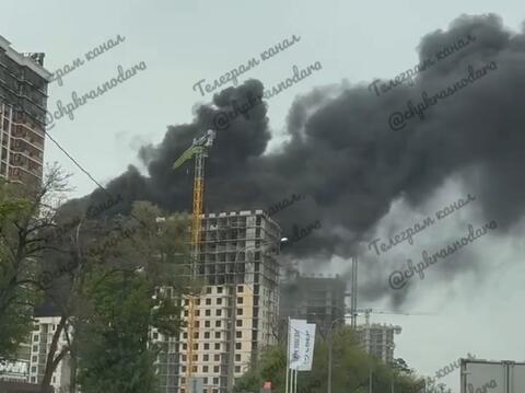 Сильный пожар случился в строящейся многоэтажке в Краснодаре