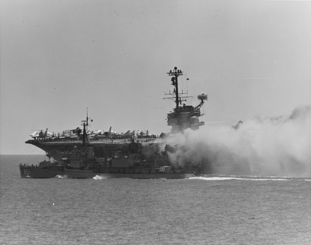 https://upload.wikimedia.org/wikipedia/commons/thumb/b/bd/USS_Repertus_assists_USS_Forrestal.jpg/1024px-USS_Repertus_assists_USS_Forrestal.jpg