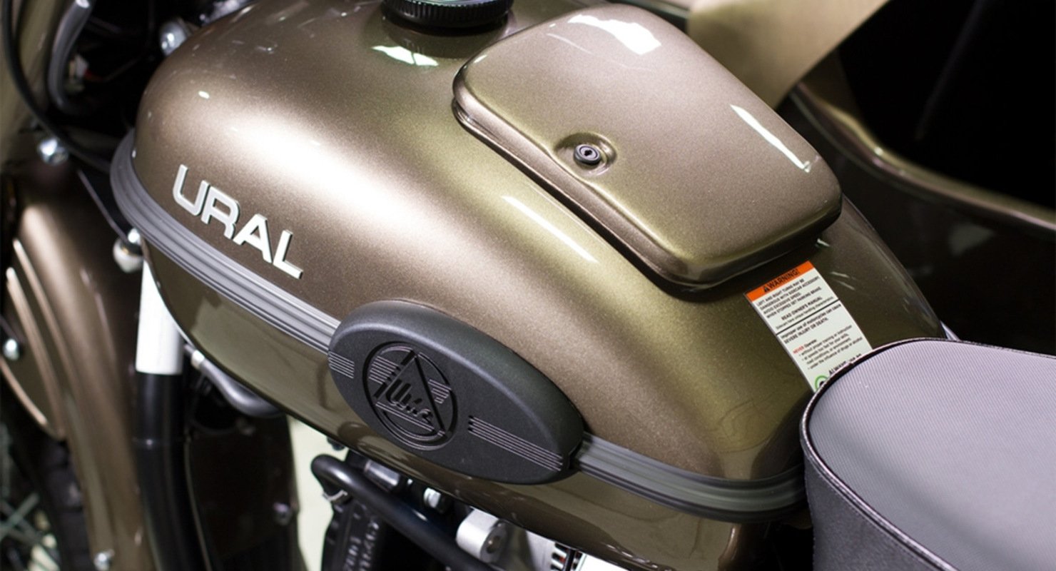 Новый мотоцикл «Урал», в комплектации которого предлагается бутылка спиртного