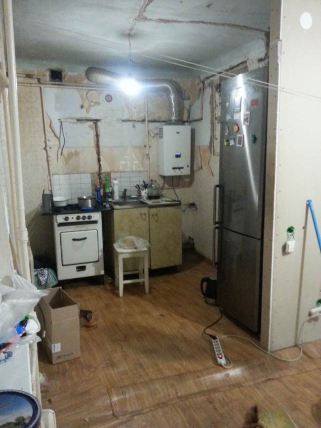 Белая кухня совмещенная с гостиной в хрущевке 5,6 кв.м.