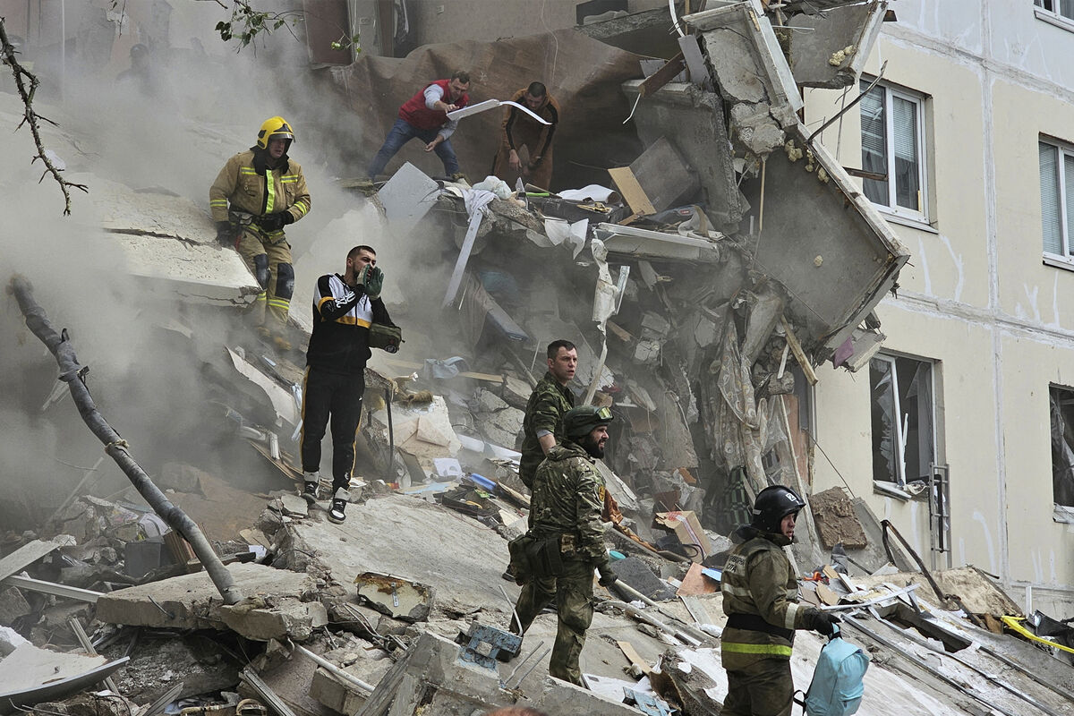 МЧС: при обрушении части дома в Белгороде спасены 16 человек
