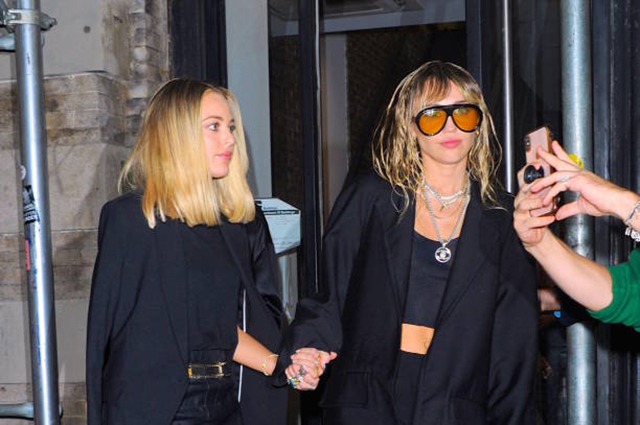 Не разлей вода: Майли Сайрус и Кейтлин Картер на прогулке в Нью-Йорке Не разлей вода: Майли Сайрус и Кейтлин Картер на прогулке в Нью-Йорке Звездные пары