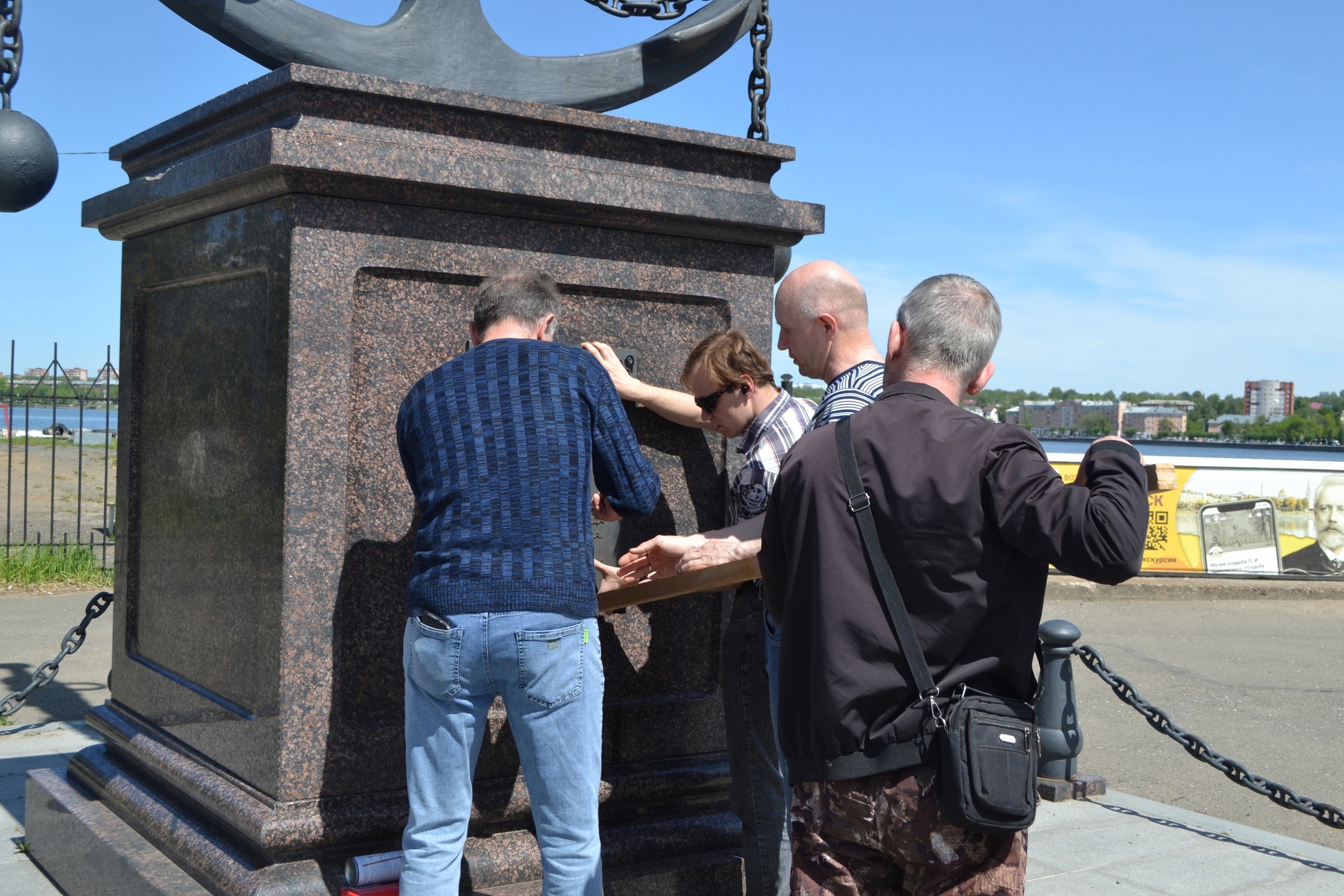 Воткинские активисты исправят ошибку на табличке памятника-якоря