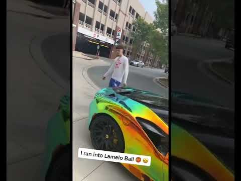 Ламело Болл и его девушка приехали за продуктами на разноцветном Ferrari
