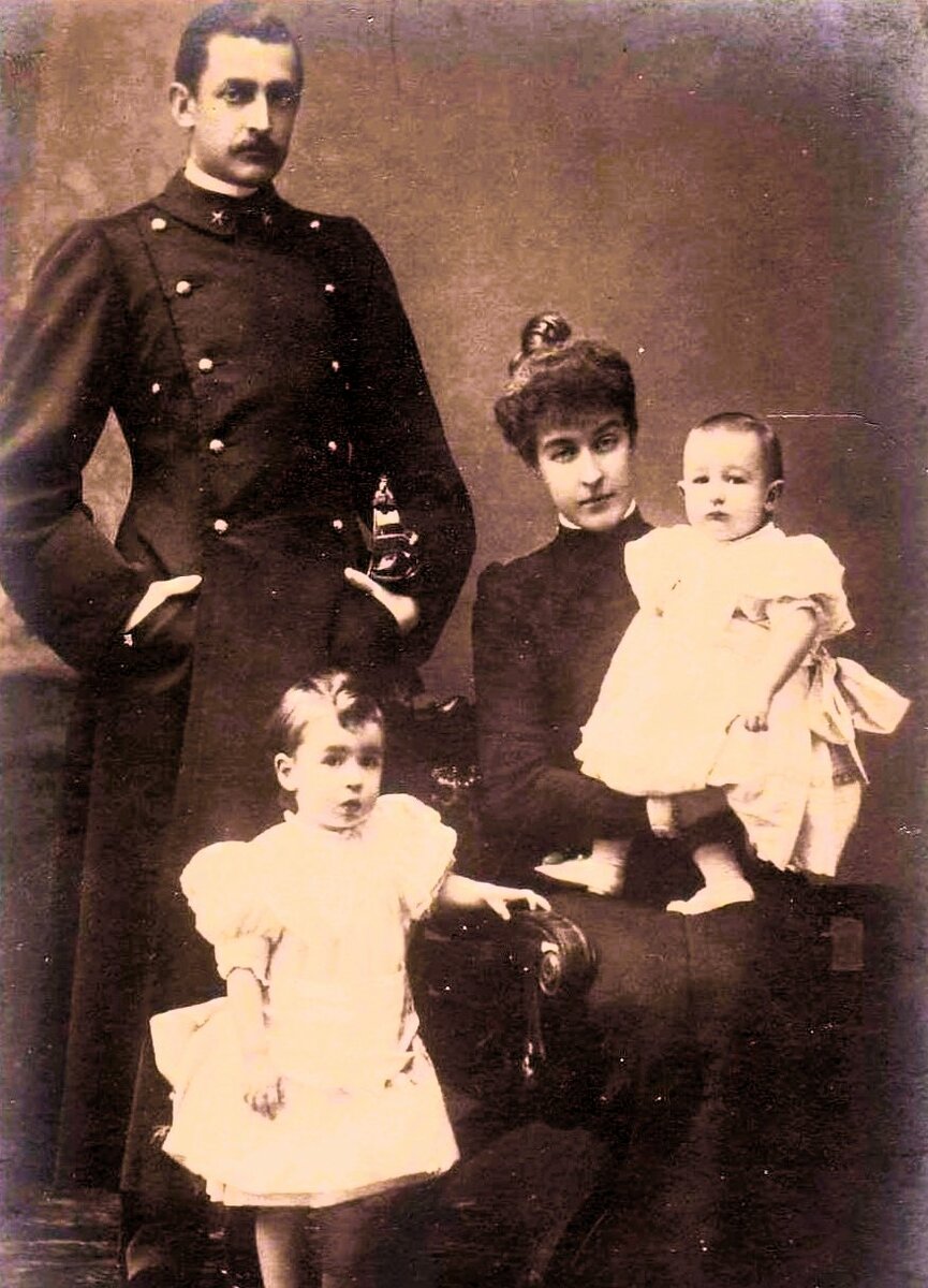 Герцогиня Елена с мужем Эммануилом и сыновьями