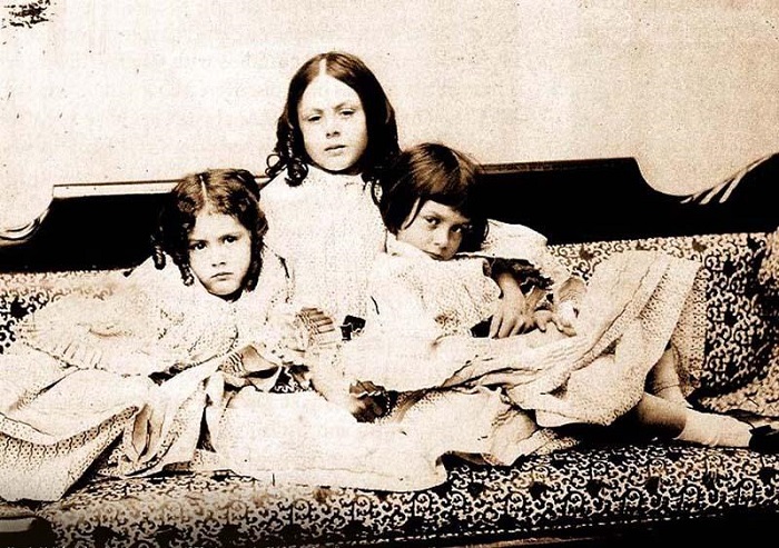 Каким было реальное детство Алисы из Зазеркалья: Холодные ванны, взрослые беседы и странные фотографии Каким было реальное детство Алисы из Зазеркалья: Холодные ванны, взрослые беседы и странные фотографии интересное,история,Льюис Кэрролл, Алиса Лидделл, дети викторианской Англии