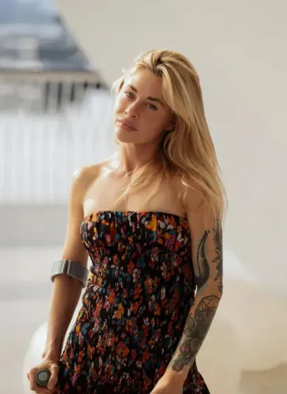 Сотрудницу 