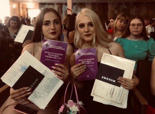 Более 170 выпускникам Бобруйского медколледжа торжественно вручили дипломы.
