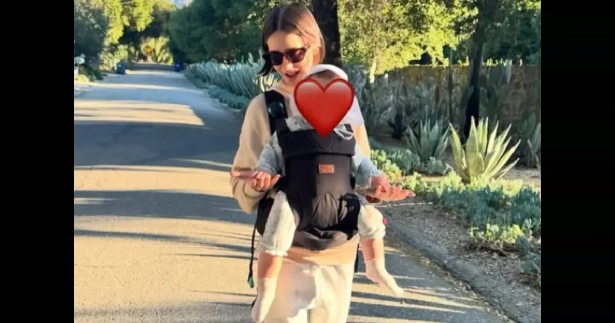 Лили Коллинз опубликовала редкие семейные фото с дочерью и мужем