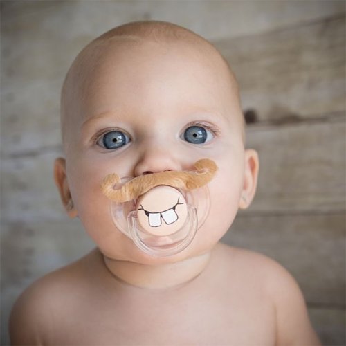 Смешные пустышки для младенцев набирают популярность в Instagram  funnypacifier