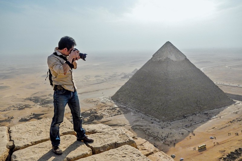 По заказу National Geographic Юкинори Каваэ делает снимки для 3-D моделей с вершины пирамиды Хуфу археология, древний египет, египтология, история, мумия, пирамиды, фараон, храмы