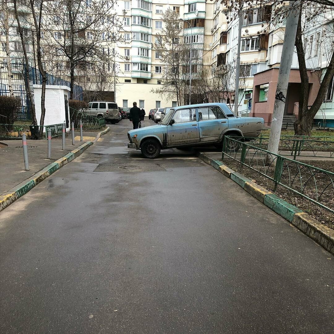 12 фото чудес автопарковки: от автохамов до лайфхаков авто,автомобиль,машины,происшествия,советы