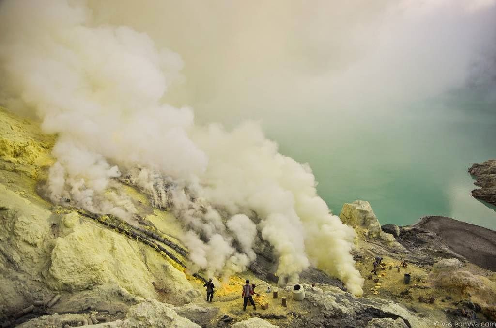 Иджен: Вулканическая серная шахта в Индонезии будет, можно, работают, здесь, каждый, около, спускают, куски, Затем, которую, нужно, шахтеры, часто, вулкана, когда, добыть, видение, страдают, выглядит, озера