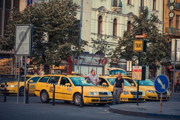 Украинское вторжение в Чехию: орды цыган и мафиози на марше Украинское вторжение в Чехию: орды цыган и мафиози на марше ИноСми