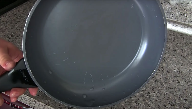 Чистим тефлоновую сковороду зубной пастой: грязь и нагар сходят без вреда для покрытия полезные советы,посуда,уборка