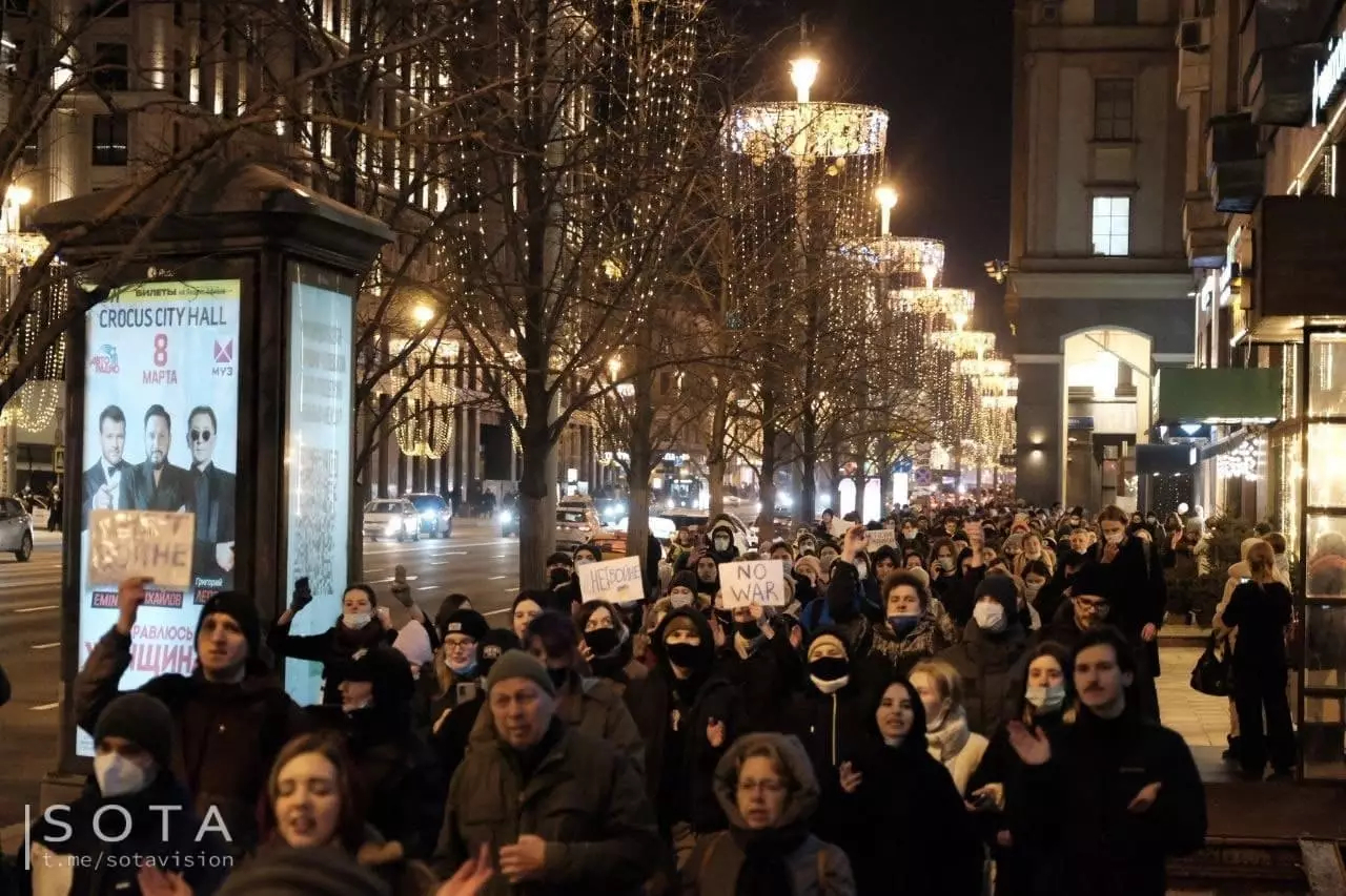 толпа в москве