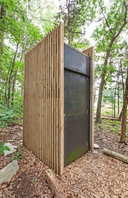 Туалет земного притяжения, домик неизвестного архитектора, Мэ и Жо, строго на север порядка пятидесяти метров — как только не называют уличные туалеты.-2-5