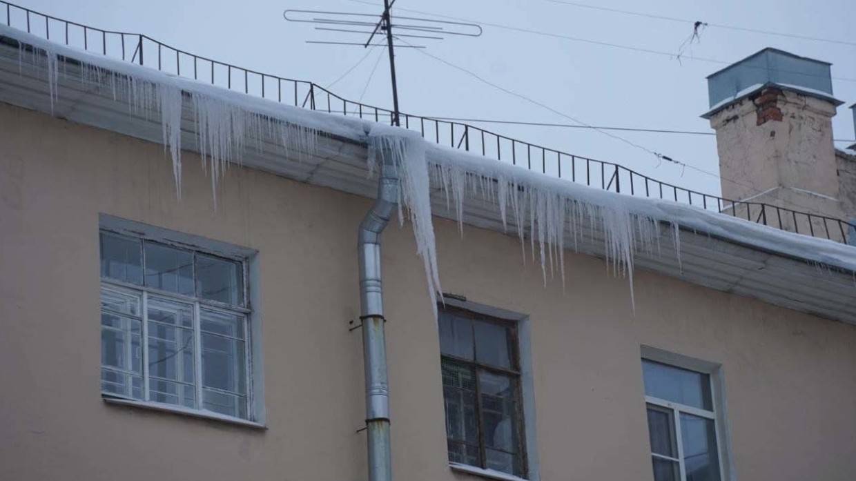 Во время оттепели на крышу машины упала сосулька сильно повредив машину сотрудники гибдд отказались