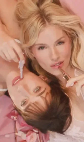 Сиенна Миллер в кружевном белье для рекламы косметики