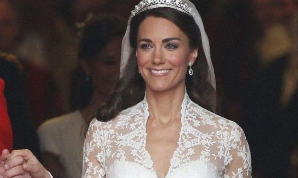 38 пуговичек, обтянутых органзой: как дизайнер Кейт Миддлтон, создавала ее легендарное свадебное платье