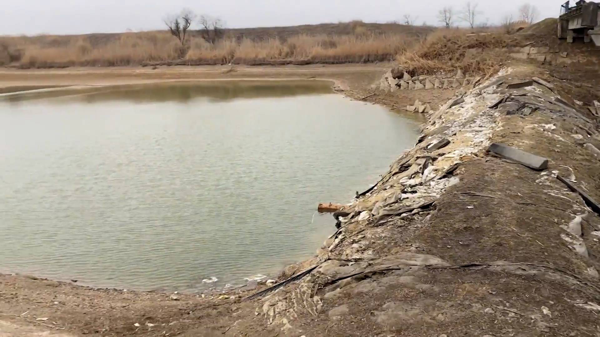 Вода в крым поступает. Крымская дамба. Дамба перекрывающая воду в Крым. Дамба из Украины в Крыму.