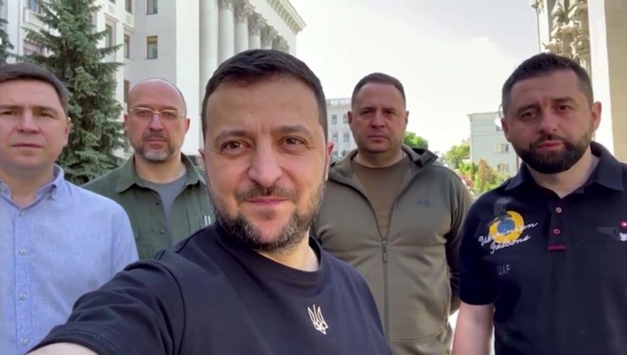 Владимир Зеленский и его окружение пребывают в иллюзиях о скорой победе, и не замечают,...