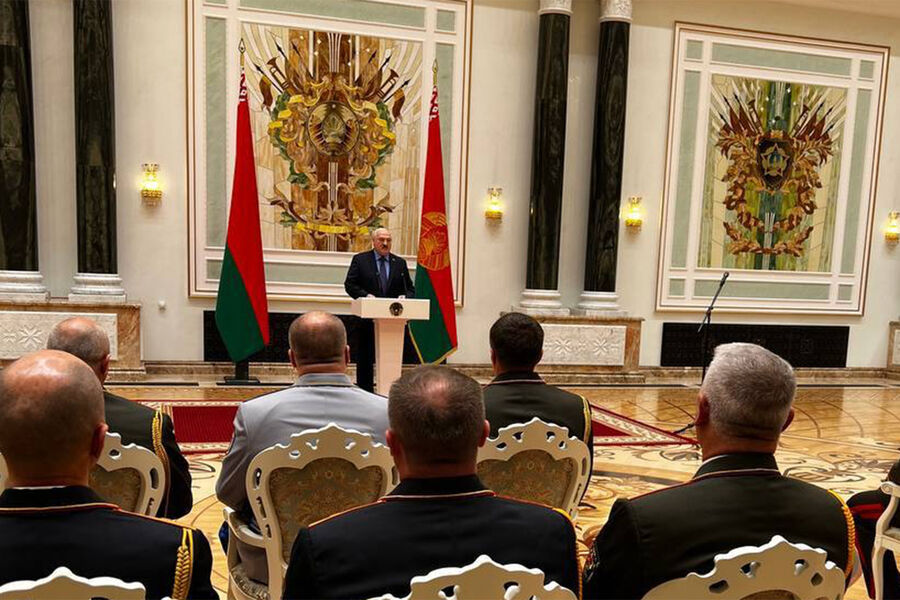 «Мы думали, что рассосется, а оно не рассосалось». Лукашенко рассказал, как пережил мятеж в РФ